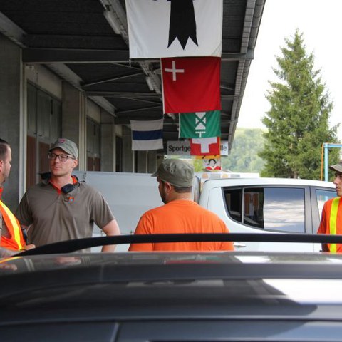 3 Detachement-Chefs und Kompanie-Kommandanten vor Ort