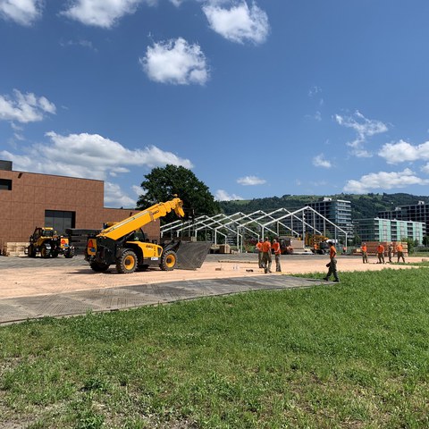 Bild 2: Aufbau Zelt und Verlegen der Bodenplatten