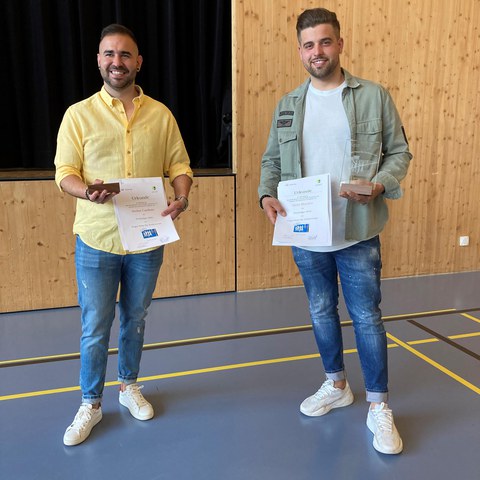 Preisträger mit Preis und Urkunde 