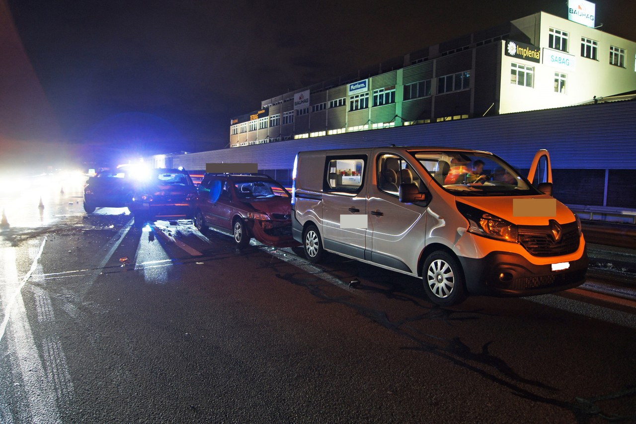 Auffahrunfall zwischen fünf Fahrzeugen