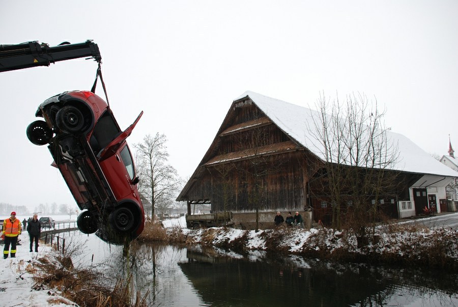 Auto wird durch Kran aus Kanal geborgen