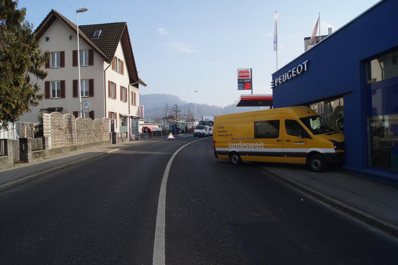 Der Lieferwagen im Schaufenster