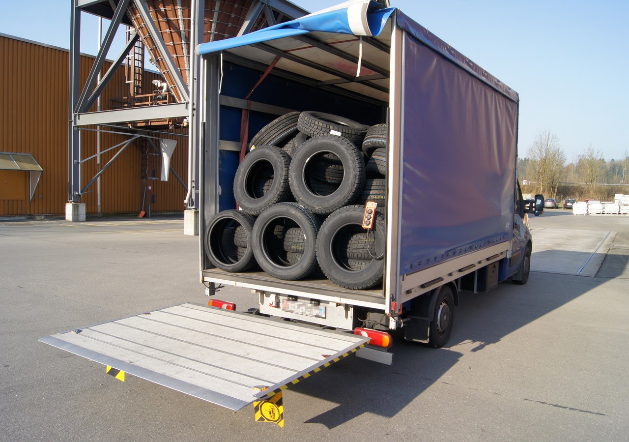 Überladener Lieferwagen