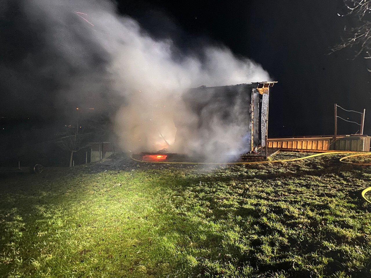 Gartenhäuschen vollständig ausgebrannt