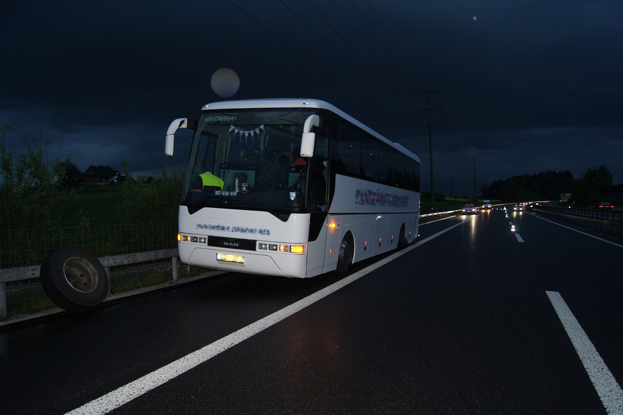 Reisecar verliert Rad