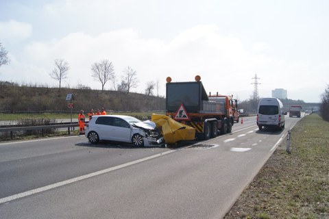 076 / Risch: Auto prallt in Fahrzeug des Unterhaltsdienstes