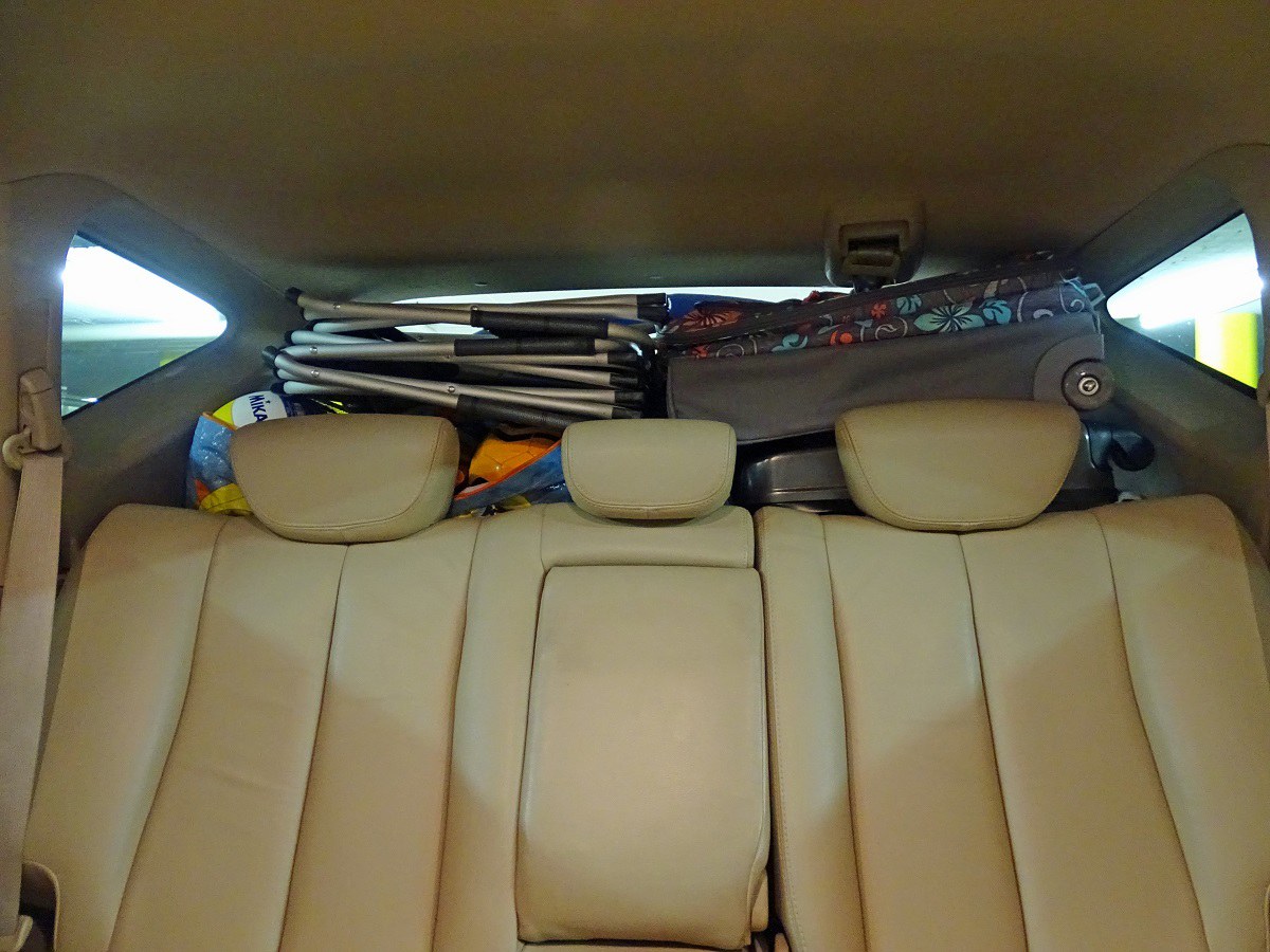 Die oben aufliegenden Klappstühle können zu tödlichen Geschossen werden. 