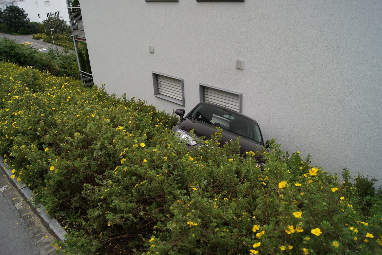 Fahrzeug prallt gegen Fassade