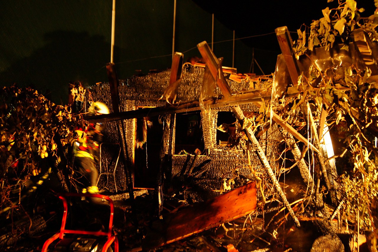 Ausgebranntes Gartenhäuschen