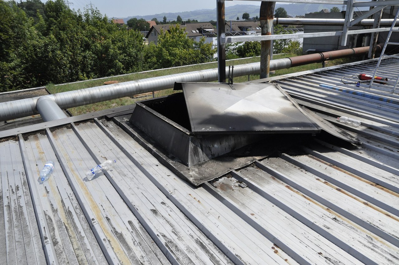 Beschädigtes Dach nach Brand