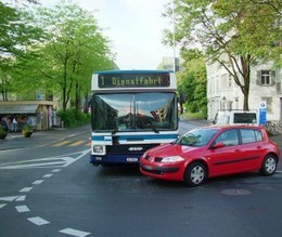 Auto fährt in ZVB-Bus