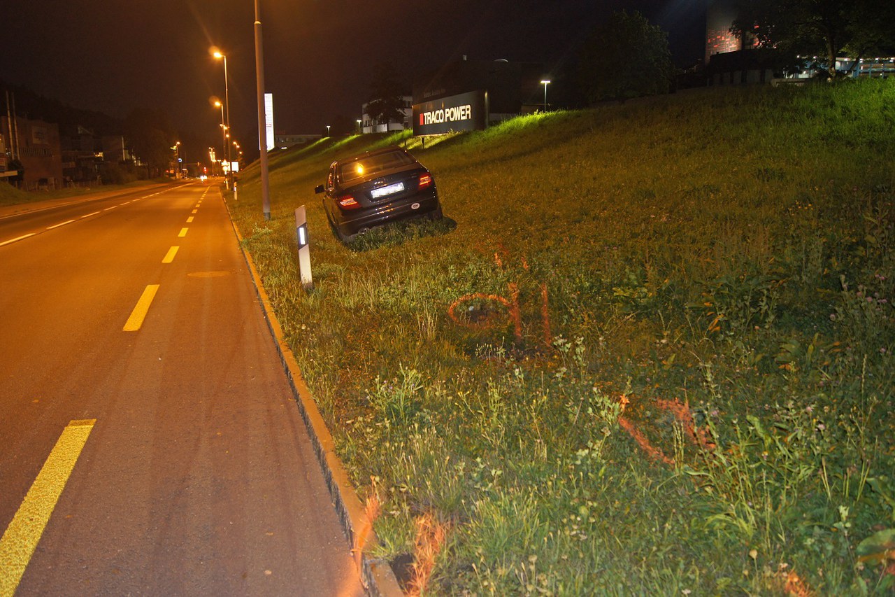 Beschädigtes Auto nach Ausweichmanöver 