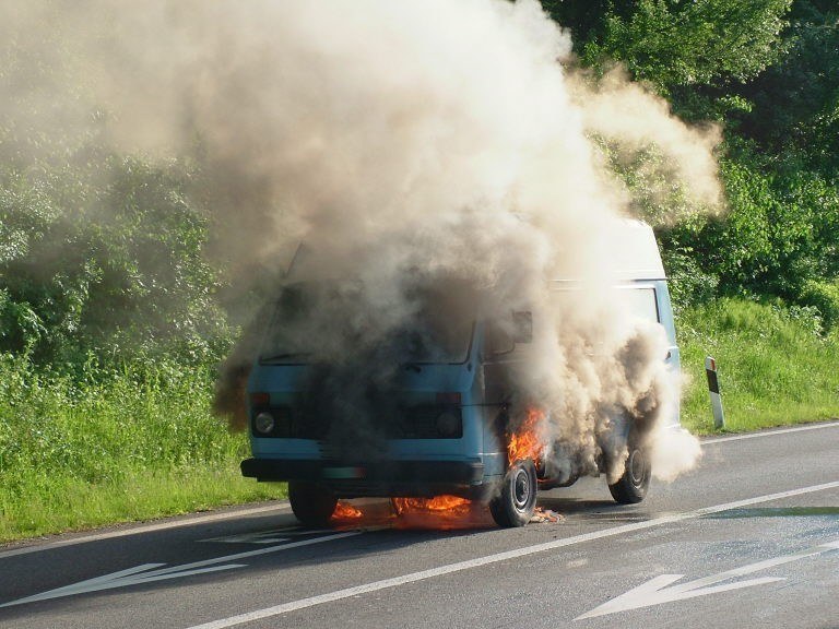 Lieferwagen steht in Vollbrand