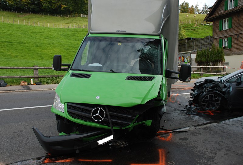 Frontalkollision zwischen Auto und Lieferwagen in Neuägeri