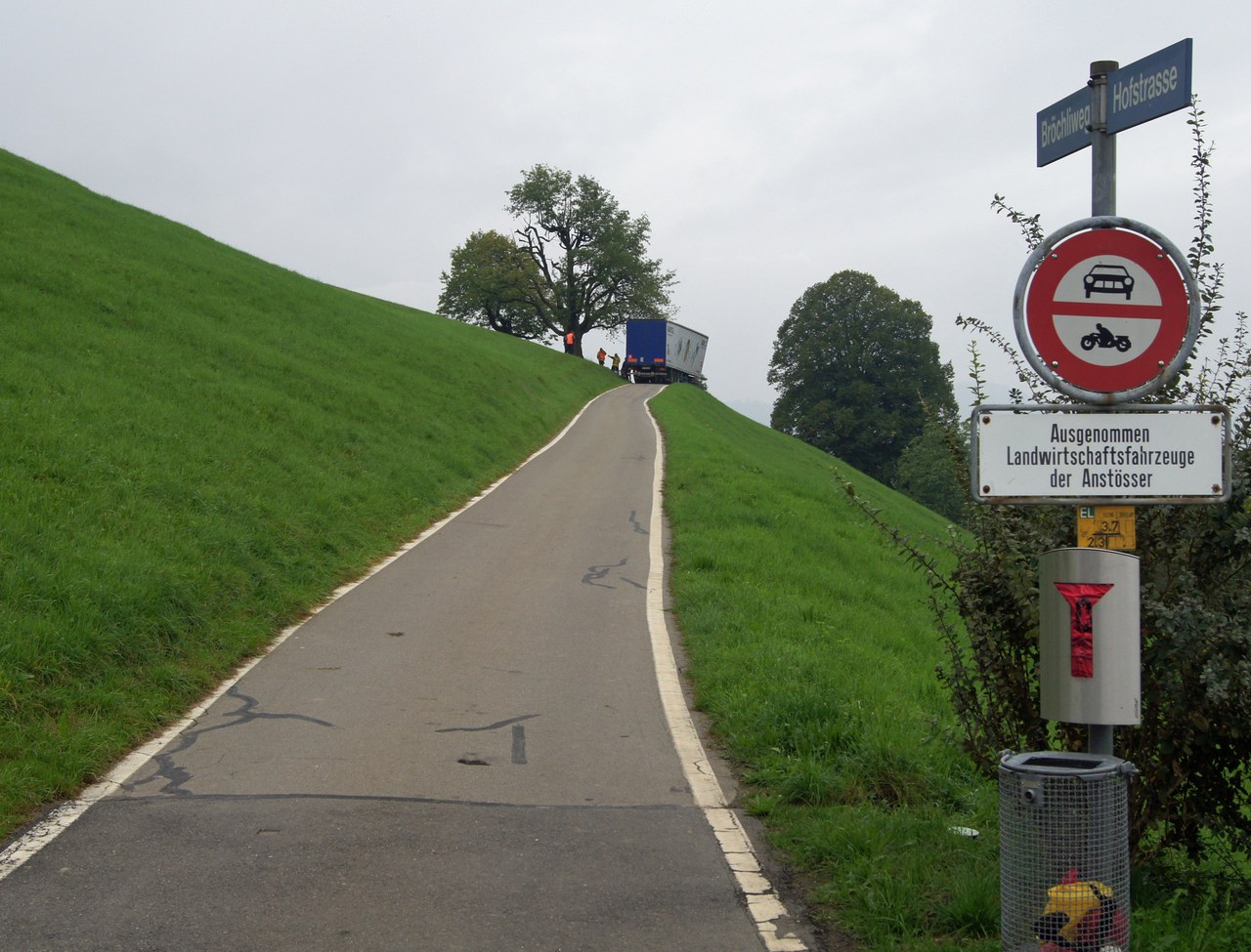 Lastwagen bleibt auf Bröchliweg stecken
