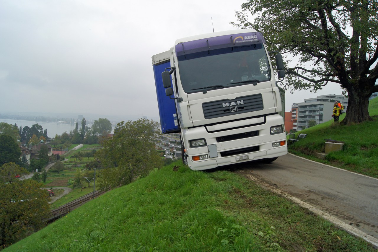 Lastwagen bleibt auf Bröchliweg stecken