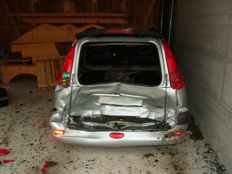 Beschädigtes parkiertes Auto