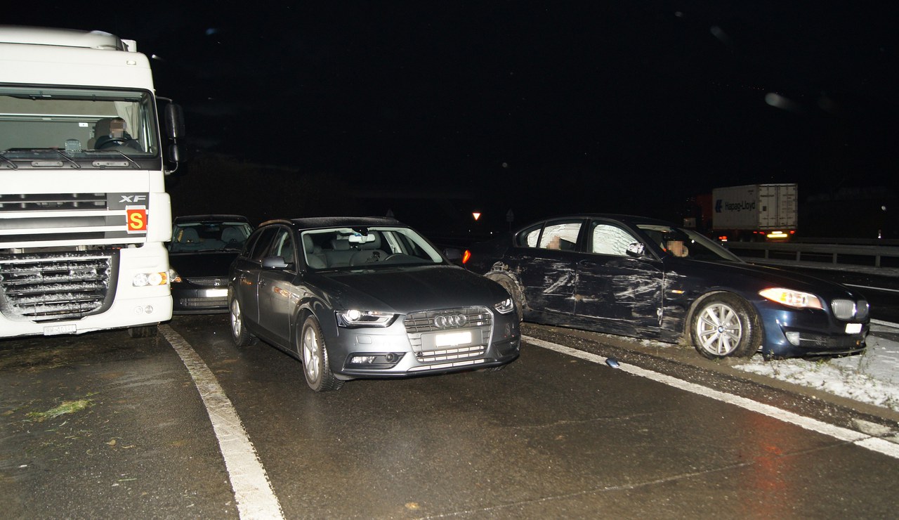 13 Fahrzeuge auf A4 verunfallt