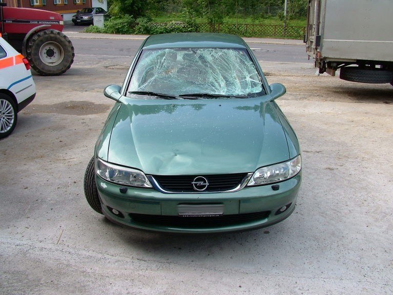 Auto mit eingedrückter Windschutzscheibe