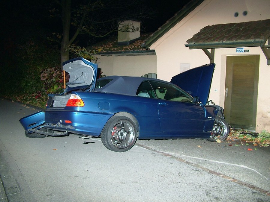 Schwer beschädigter BMW