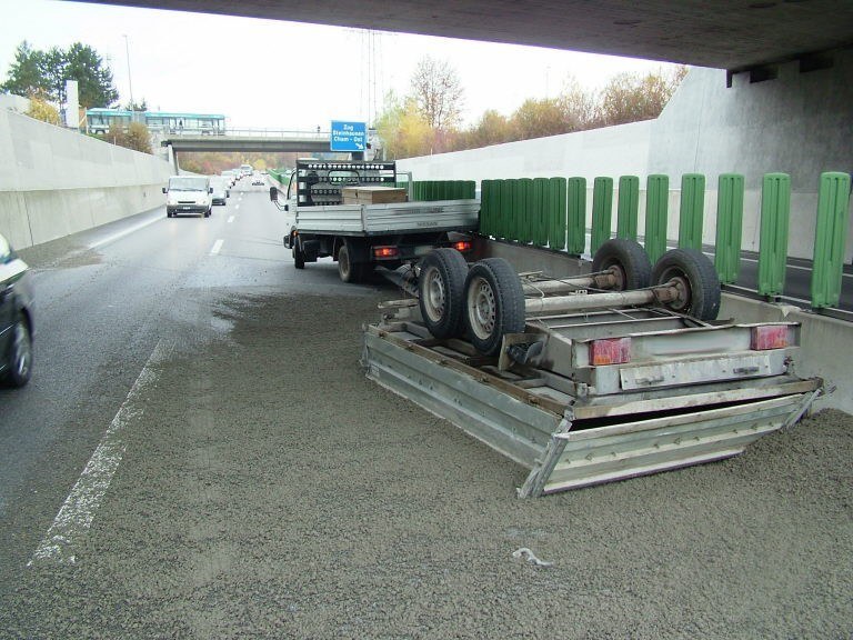 Umgekippter Lieferwagenanhänger auf Autobahn