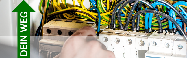 Elektro-Installateur bei der Arbeit