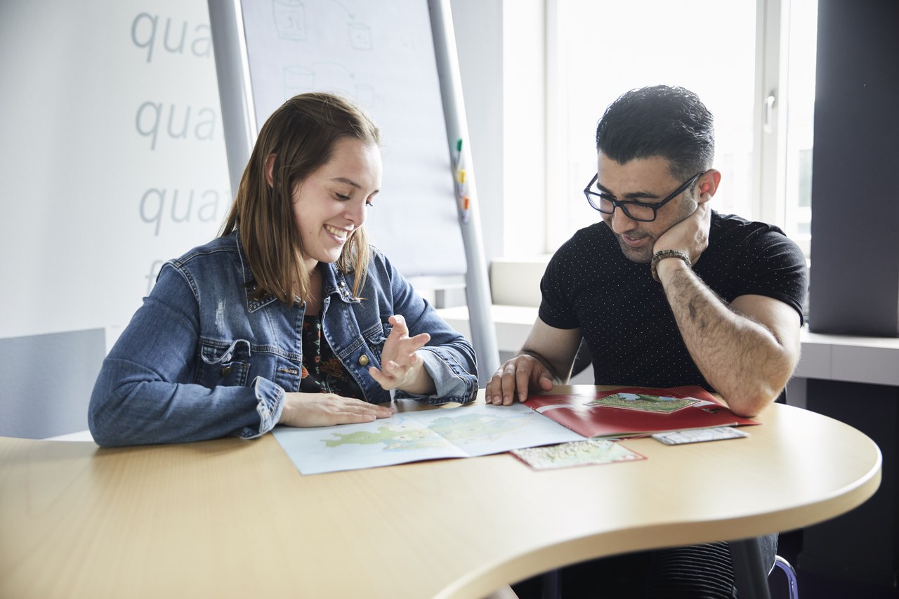 Zwei I-B-A-20+ Teilnehmende beim Lernen